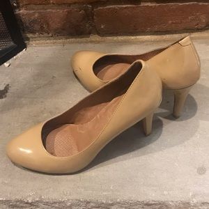 Nude pumps